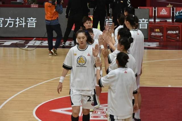 利物浦本轮之前主场战绩居积分榜第2位，进球21个，失球5个。